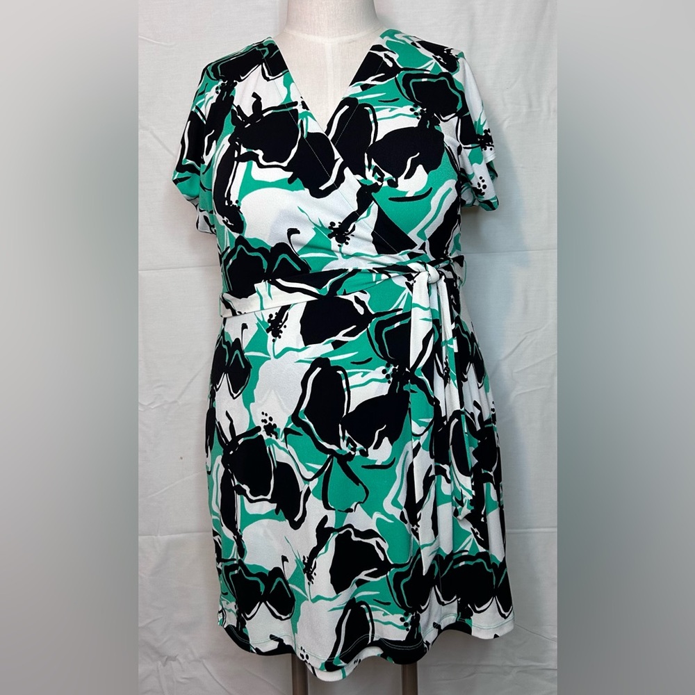 Nine West Elegant Black and Green Abstract Print